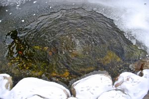 Deicing a pond